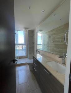 巴拿马城Beautiful Apartment 2 BR的一间带水槽、浴缸和卫生间的浴室
