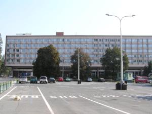 布拉格奥运三星酒店的大型建筑前的停车场