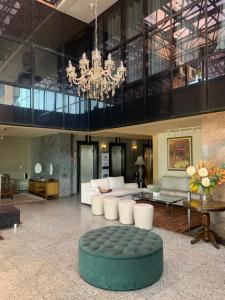 福塔莱萨Iracema Residence Flat - Apto Particular的带沙发和吊灯的大型客厅