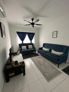士毛月Khadeeja Karisma的客厅配有蓝色的沙发和桌子