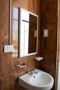 塔克纳Morada的一间带水槽和镜子的浴室