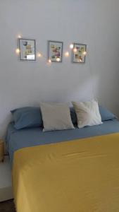 拉斯加勒拉斯Quédate Aquí的卧室配有一张四幅画的墙壁床。