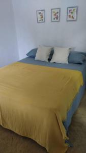 拉斯加勒拉斯Quédate Aquí的床上有黄色的毯子
