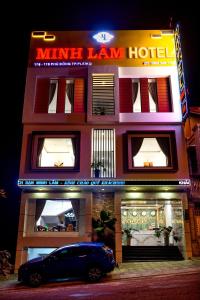 波来古市MINH LÂM HOTEL的前面有停车场的酒店