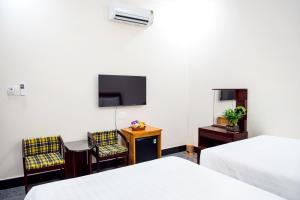 波来古市MINH LÂM HOTEL的酒店客房设有两张床和一台平面电视。