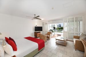 凯恩斯Ramada By Wyndham Cairns City Centre的一间卧室设有一张床和一间客厅。