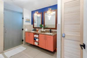马霍礁Lux Maho Reef 1BR Suite Condo next to The Morgan Resort的一间带红色梳妆台和镜子的浴室