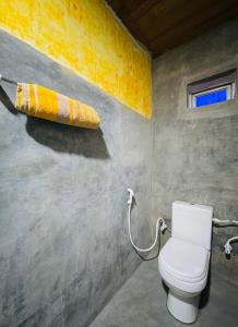 RambukkanaGrand Cabin Pinnawala的一间带卫生间和毛巾的浴室
