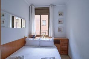 巴塞罗那Stay U-nique House Torre Damians的一间小卧室,配有床和窗户