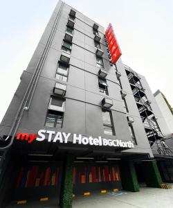 马尼拉mySTAY Hotel BGC North的北京酒店大楼,带有读取的标志
