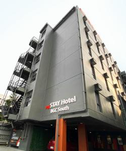 马尼拉mySTAY Hotel BGC South的一座带有标志的建筑,上面写着读取的标志,