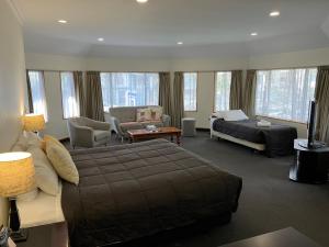 北帕默斯顿菲茨赫伯特堡汽车旅馆 的一间卧室配有一张床,客厅配有沙发