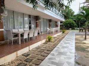 博洛德Amanzara Bohol Resort的房屋的庭院,配有桌椅