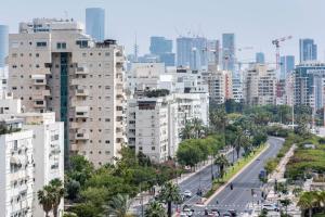 特拉维夫Beautiful Apts w/ Large Balcony & Parking by Sea N' Rent的一座高楼高街的城市