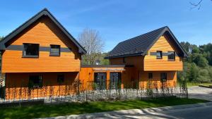 比特亨巴赫Urlaub am Schwarzbach mit Sauna und Whilpool的黑色屋顶的橙色房子