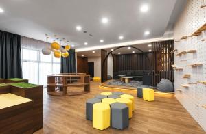 Kampong Abu BakarFamily-Friendly 3-Bedroom Condo at IOI Resort City的大厅里有一个黄色和蓝色的凳子