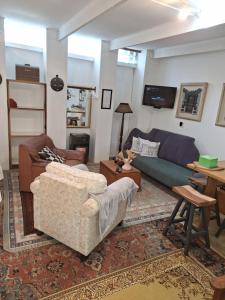斯坦福Rhus Cottage.的客厅配有沙发和桌子