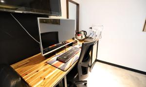 仁川市Incheon Illuwa Hotel的一张带键盘的桌子和一台电脑