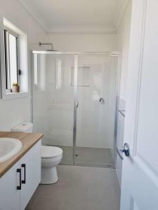 罗布Surfmist House的带淋浴和卫生间的白色浴室
