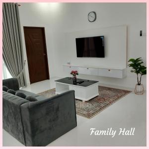 瓜拉丁加奴Homestay Villa Muslim Kuala Terengganu with pool and parking的带沙发和咖啡桌的客厅