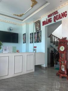 BiđongKHÁCH SẠN HOÀNG QUANG的一间房间中间带时钟的商店