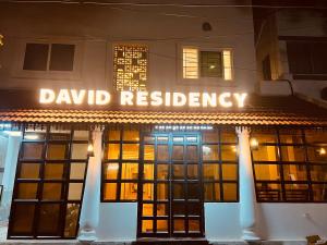 马杜赖David Residency的带有可读取应付款居住证的标志的建筑物
