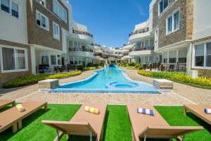 长滩岛7Stones Boracay的一座公寓大楼的庭院形象,设有一个游泳池