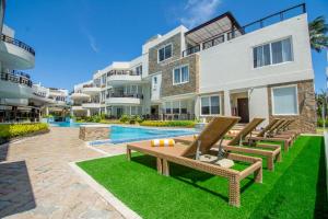 长滩岛7Stones Boracay的享有带草坪椅和游泳池的别墅外景。