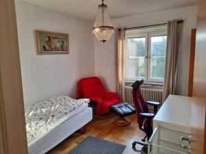 厄斯特松德Karls ställe的一间卧室配有一张床、两把椅子和一个窗户