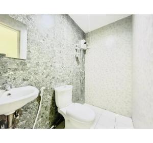 麦克坦OYO 1008 Armond Bed And Breakfast的一间带卫生间和水槽的浴室