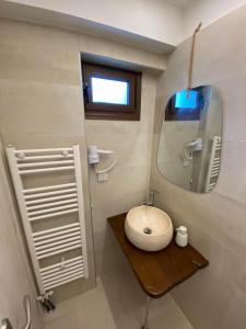 波尔塔里亚Marousos Central Guesthouse的一间带水槽和镜子的浴室
