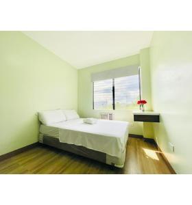 麦克坦OYO 1008 Armond Bed And Breakfast的一间卧室设有一张床和一个窗口