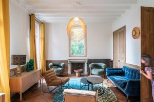 埃特勒塔Villa Eliane - parking privé的客厅配有蓝色的沙发和椅子