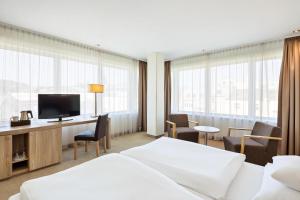 林茨Hotel Schillerpark Linz, a member of Radisson Individuals的酒店客房设有两张床和一台平面电视。