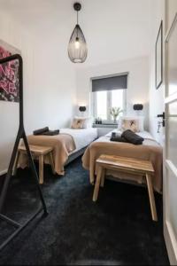 阿姆斯特丹Cozy 2-bedroom apartment的一间卧室配有两张床和一张桌子