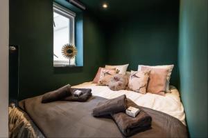 阿姆斯特丹Cozy 2-bedroom apartment的一间卧室设有一张带绿色墙壁的大床