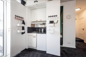 阿姆斯特丹Cozy 2-bedroom apartment的厨房配有白色橱柜和台面
