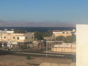 达哈布Malaz Motel的城市的背景海景