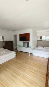 博洛德Amanzara Bohol Resort的大房间设有两张床和一台平面电视