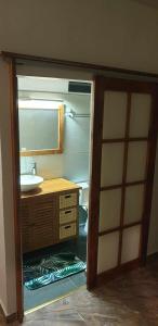 乌图罗阿Ohana RBNB studio "Havai "的一间带水槽和镜子的浴室