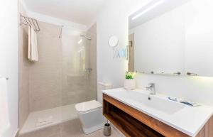 德尔锡伦西奥海岸Ona Alborada的白色的浴室设有水槽和卫生间。
