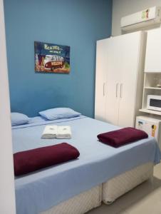 里约热内卢More Só的蓝色客房,配有带两条毛巾的床