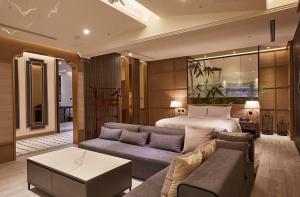 台中市木木行馆的酒店客房配有一张床、一张沙发和一张床。