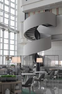 深圳深圳中洲万豪酒店的大堂设有椅子和螺旋楼梯