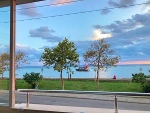 帕莫瑞Sunset Yavorov Pomorie的从窗口欣赏水景