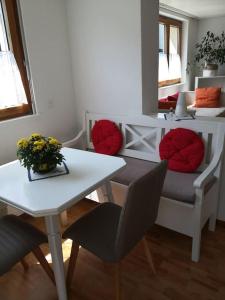 埃申Garten-Wohnung的客厅配有桌子和桌椅