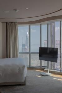 深圳深圳中洲万豪酒店的配有一张床和一台平面电视的酒店客房