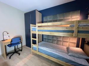 格但斯克Superior Baltea 3 rooms, Beach 800m, AirCondition的一间卧室配有两张双层床和一张书桌