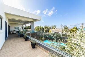 格兰贝伊Modern Penthouse - Nautilya BS1的享有房屋景致的阳台