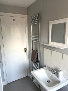 诺丁汉Claygate Place - Modern 2 Bed House with Parking的白色的浴室设有水槽和镜子
